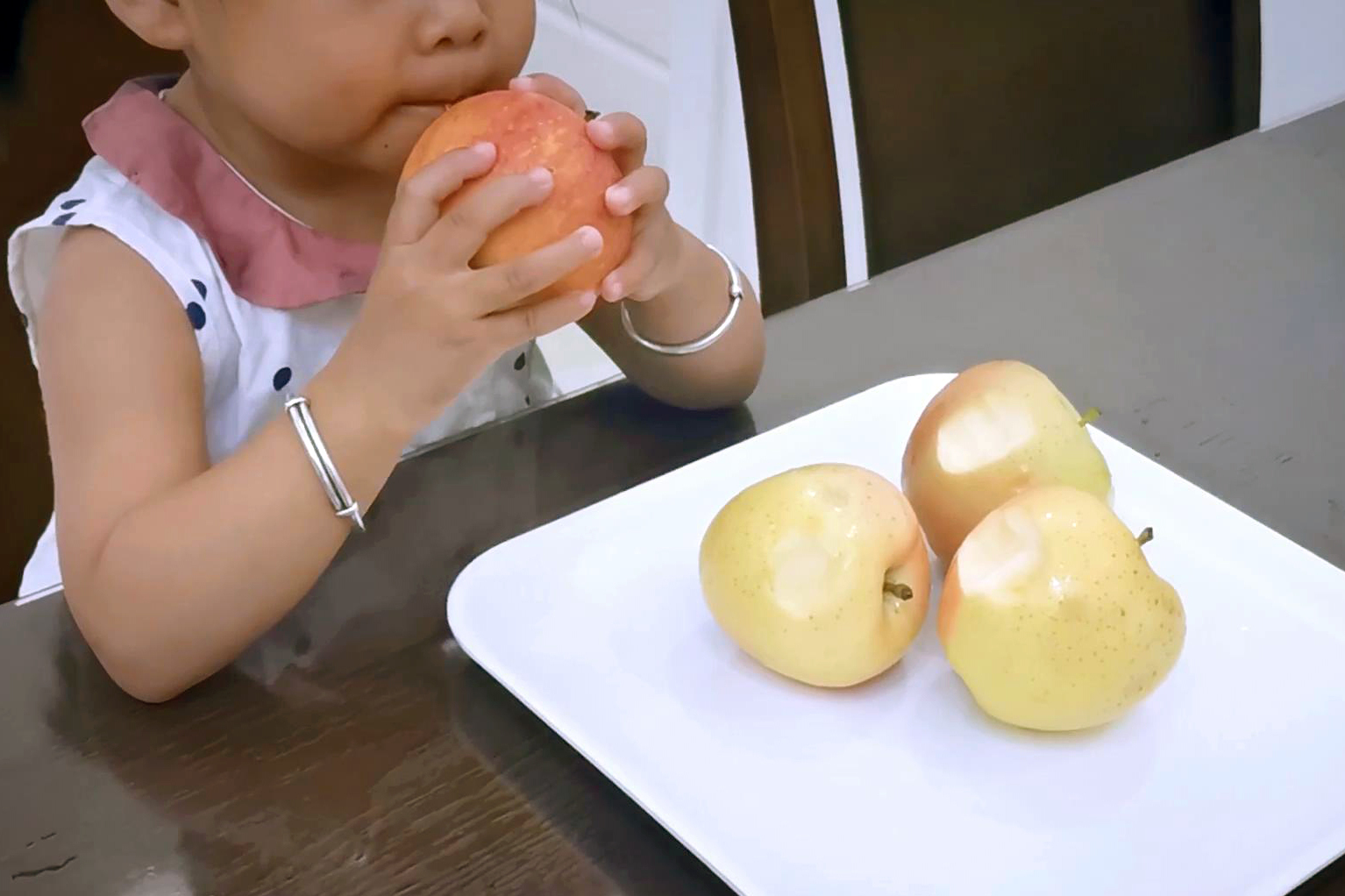 小孩版苹果(苹果小孩壁纸)-第4张图片-QuickQ官网 小孩版苹果(苹果小孩壁纸)-第4张图片-QuickQ官网